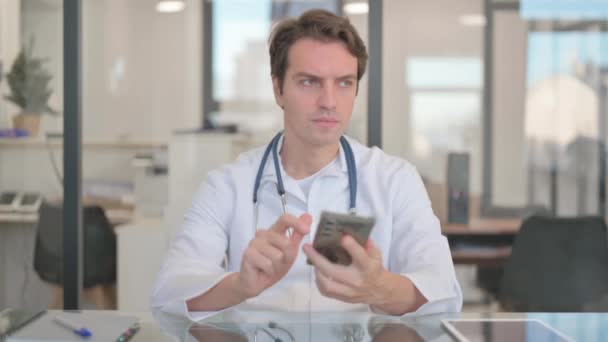 Mužský Lékař Diskuse Léčbě Pacientem Telefonu — Stock video