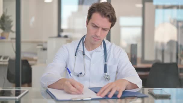 Mannelijke Dokter Werkt Aan Medisch Rapport Documentatie — Stockvideo