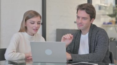 Müşteriyle Video Sohbeti Yapan Gençler