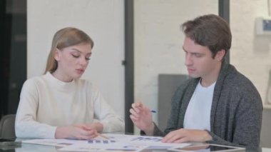 Ofiste Evrak İşleri yapan Gençler