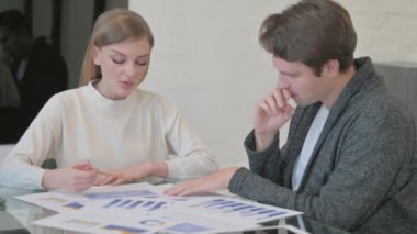 Erkek Meslektaşı ile Belgeler Üzerinde Çalışan Kadın