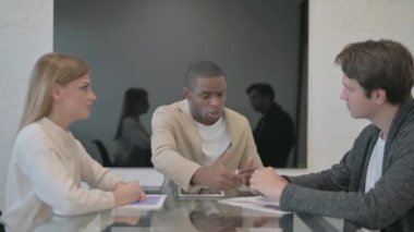 Kızgın Afrikalı Adam Meslektaşlarıyla Tartışıyor