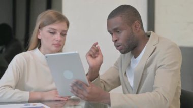 Ofiste Tablet Üzerinde Çalışan Etnik İşadamları