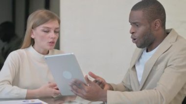 Çevrimiçi Sonuçlar İçin Tartışmada Çok Etnik İş Adamları