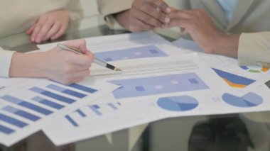 Kağıtları Yapan Çoklu Etnik Kişilerin Kapanışı