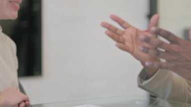 Toplantıdan sonra el sıkışmayı kapat