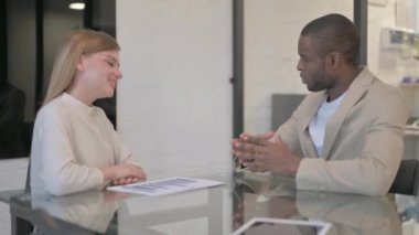 Görüşmeden sonra çok ırklı insanların el sıkışması