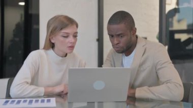 Ofisteki Dizüstü bilgisayarda çalışan çok ırklı insanlar