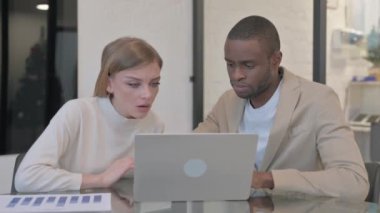 Karışık Irk Halkı Ofiste Başarı Kutlaması