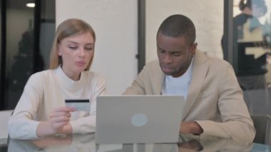 Karışık Yarış Çifti Çevrimiçi Alışverişin keyfini çıkarıyor