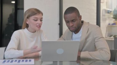 Laptop 'ta Video Sohbeti Yapan Çok Etnik İnsanlar