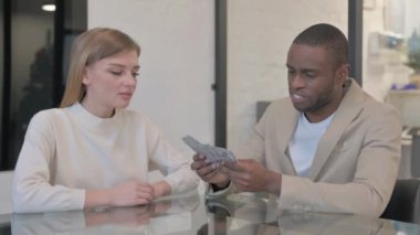 Afrikalı Adam Kadına Para Verdikten Sonra Tokalaşıyor