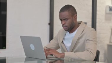 Ofiste öksüren Afro-Amerikan Adam