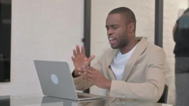 Çevrimiçi Video Sohbeti: Afrikalı Amerikalı İş Adamı