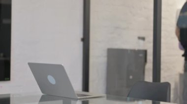 Afrikalı Amerikalı Adam Çalışma masasına geliyor