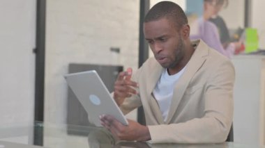 Afrikalı Amerikalı Adam Dijital Tablet 'te Video Konuşması Yapıyor