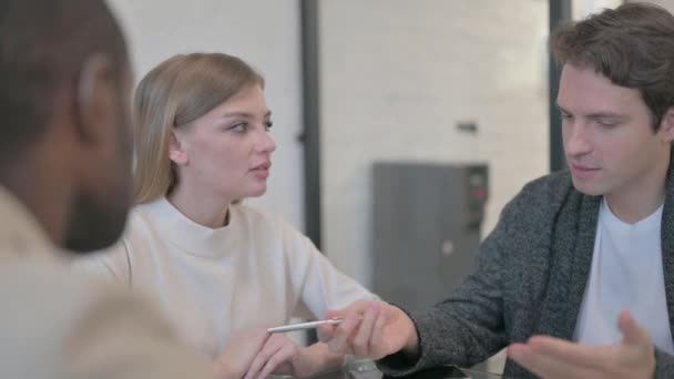Tutup Dari Young Woman Berbicara Dengan Teammates — Stok Video