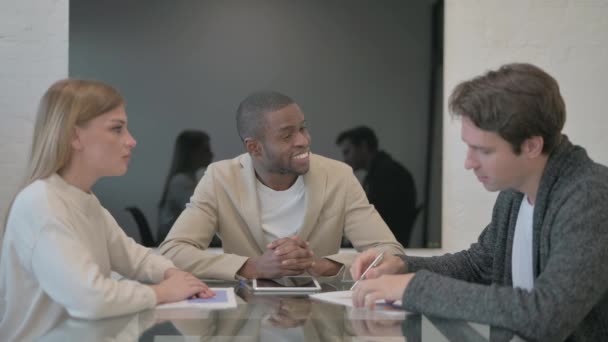 Hombre Africano Hablando Durante Reunión Con Colegas — Vídeos de Stock