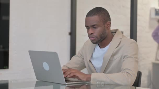 Afroamerykanin Pracuje Laptopie — Wideo stockowe