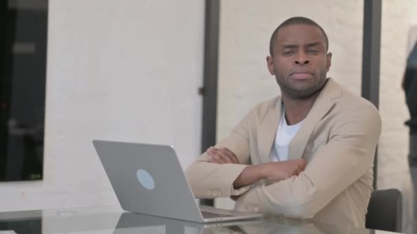 Afroamerykanin Patrzy Kamerę Podczas Pracy Laptopie Biurze — Wideo stockowe
