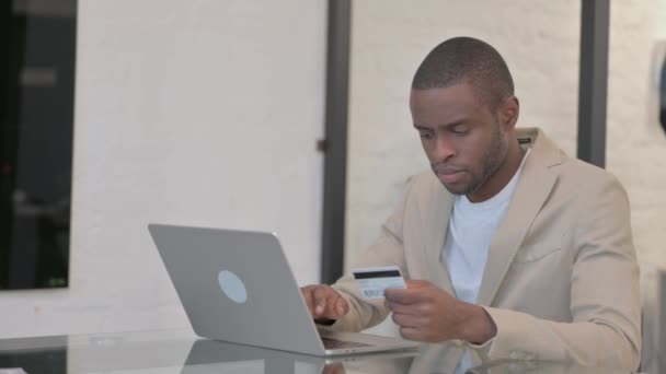 African American Man Korzystających Zakupów Online — Wideo stockowe