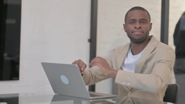 African American Man Ler Mot Kameran Medan Arbetar Laptop Office — Stockvideo