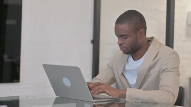Avvisa African American Man Disgilling Gesture Work — Stockvideo
