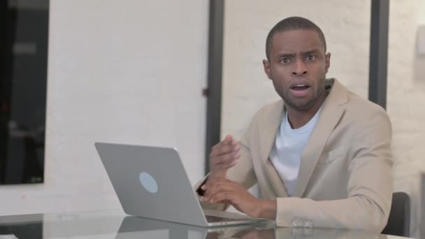 職場でカメラを見ているアフリカ系アメリカ人のショック — ストック動画
