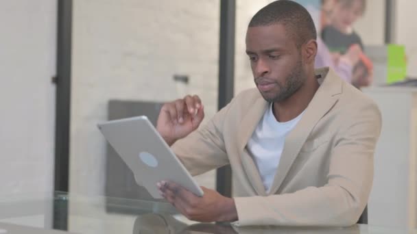 Afroamerikaner Nutzt Digitales Tablet Büro — Stockvideo