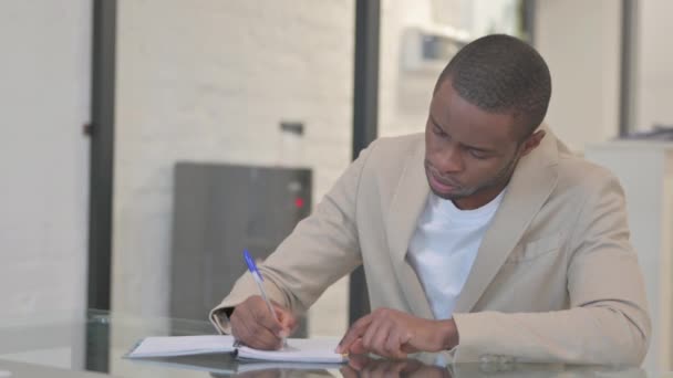 Africano Americano Homem Escrevendo Carta Trabalho — Vídeo de Stock