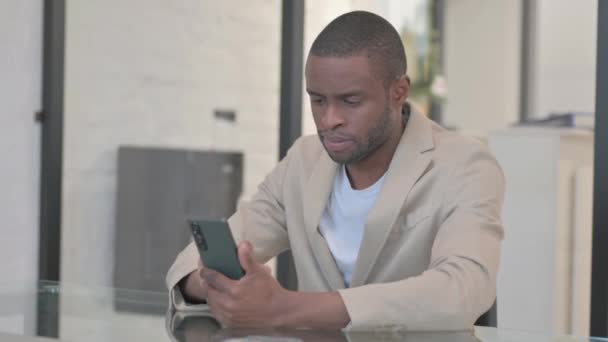 African American Man Upptagen Med Att Använda Smartphone — Stockvideo