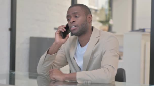 Förhandla Afroamerikan Talar Telefon — Stockvideo