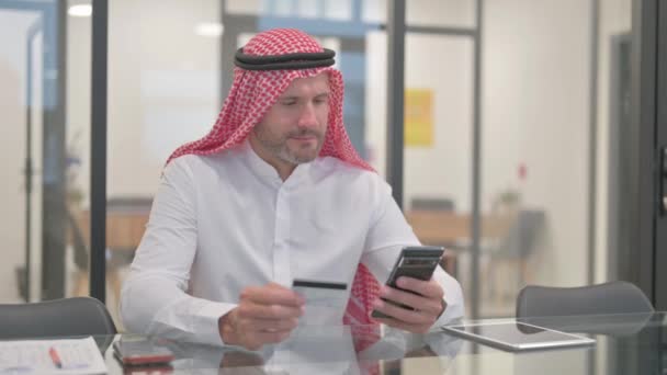 阿拉伯男子凭银行卡在网上购物 — 图库视频影像