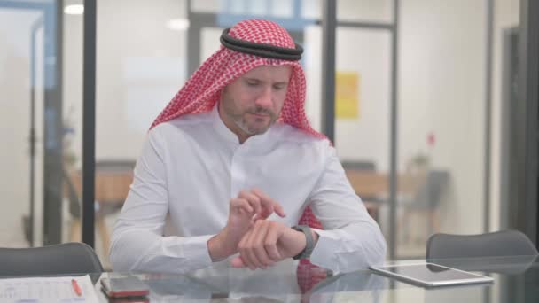 Арабский Человек Смотрит Интернет Вахте Офисе — стоковое видео