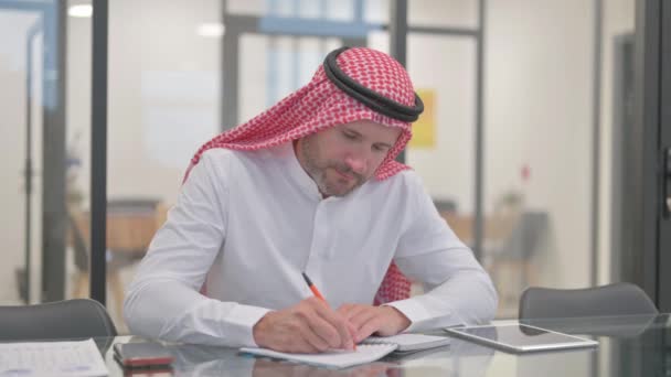 Arab Man Pisanie Listu Biurze — Wideo stockowe