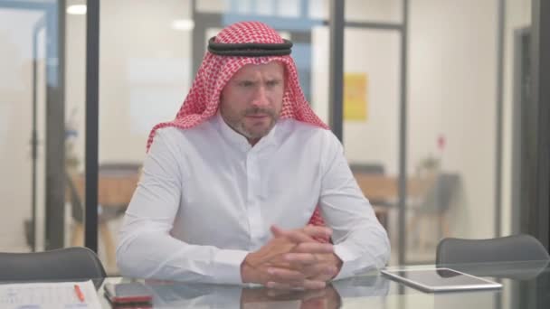 Hombre Árabe Tenso Sintiéndose Frustrado Sentado Oficina — Vídeo de stock