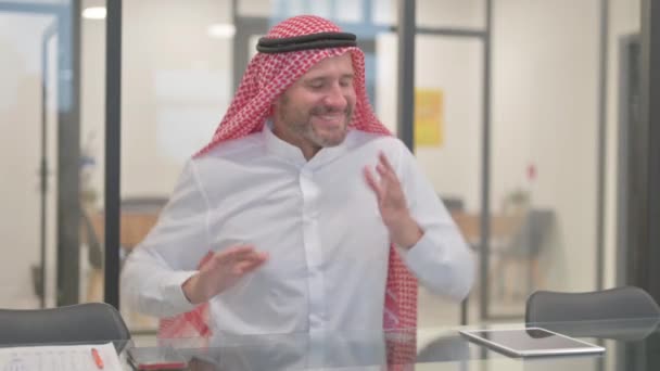 Счастливый Араб Танцует Офисе — стоковое видео