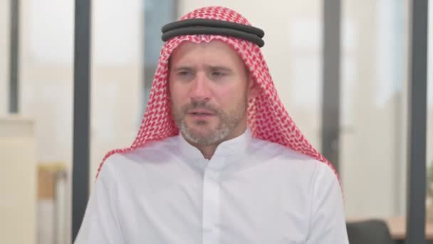 Portrét Spícího Unaveného Araba — Stock video