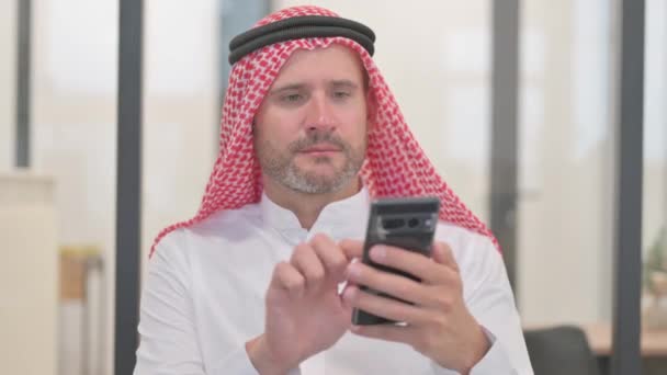 Arap Adam Telefonu Kullanırken Portresi — Stok video