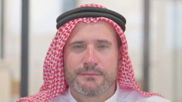 Retrato Homem Árabe Fazendo Chat Por Vídeo Tablet Digital — Vídeo de Stock