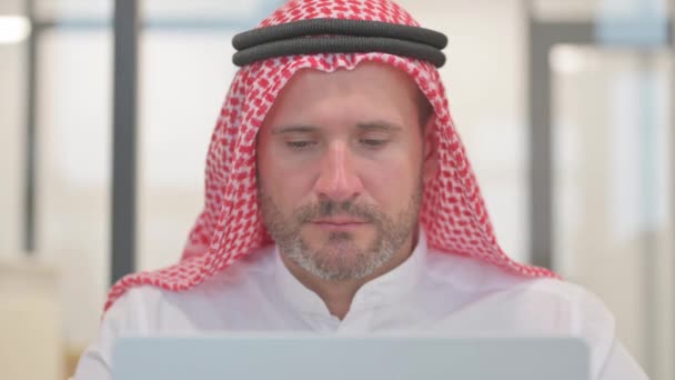 Close Cara Homem Árabe Chocado — Vídeo de Stock