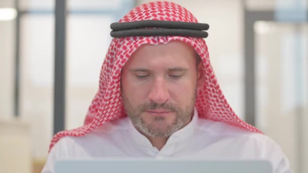 Nahaufnahme Eines Lächelnden Arabischen Mannes Bei Der Arbeit Laptop — Stockvideo