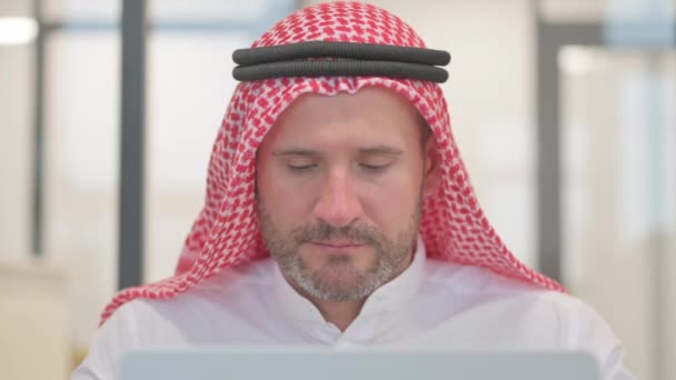 Close Van Het Afwijzen Van Arabische Man Werken Laptop — Stockvideo
