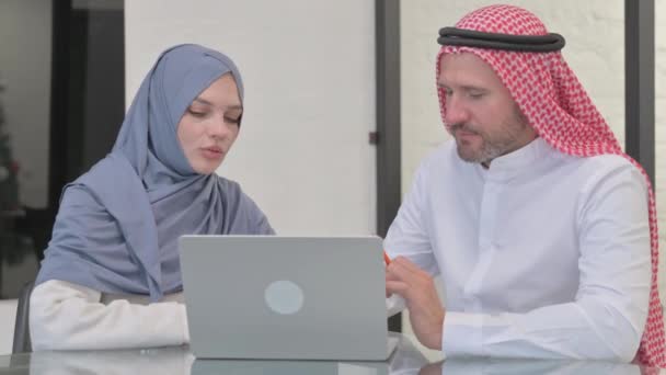 Pessoas Muçulmanas Trabalhando Laptop Escritório — Vídeo de Stock