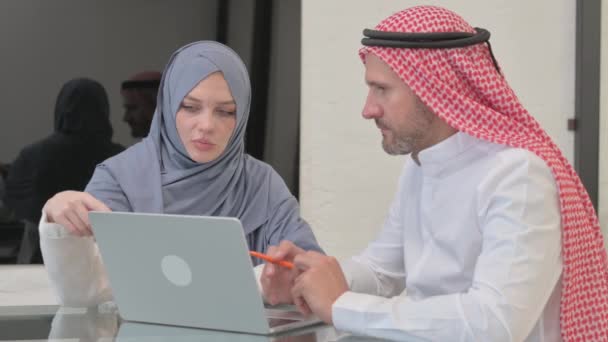 Moslim Vrouw Gesprek Met Arabische Man Functie — Stockvideo
