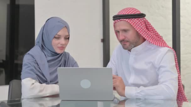 Pessoas Muçulmanas Comemorando Sucesso Computador — Vídeo de Stock