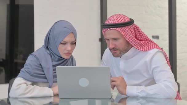 Muslimische Menschen Reagieren Auf Verlust Computer — Stockvideo