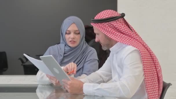 Arabiska Entreprenörer Diskuterar Affärer Office — Stockvideo