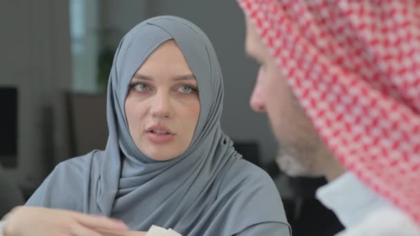 Close Mulher Árabe Conversando Com Homem Árabe Escritório — Vídeo de Stock