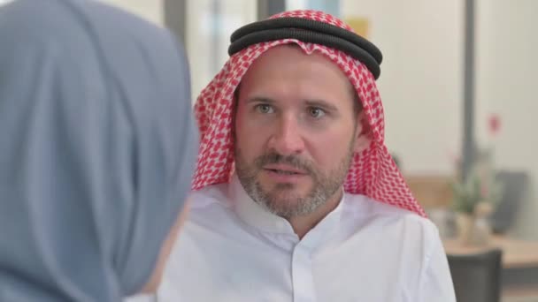 Close Homem Árabe Irritado Argumento Com Colega — Vídeo de Stock